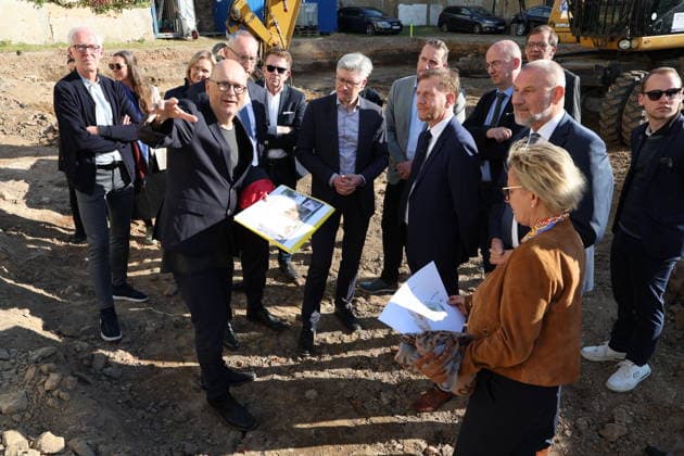 Erster Spatenstich: Baustart für das Sorbisches Wissensforum in Bautzen Bautzen, 7. Oktober 2026. Mit dem feierlichen ersten Spatenstich haben heute in Bautzen die Bauarbeiten für das Sorbisches Wissensforum begonnen. Das rund 50 Millionen Euro teure Großprojekt auf dem historischen Lauenareal gilt als der bisher bedeutendste Meilenstein der Stiftung für das sorbische Volk und wird vollständig über Mittel aus dem sächsischen Strukturwandel finanziert. Bis zur geplanten Fertigstellung im Jahr 2030 entsteht ein moderner, multifunktionaler Gebäudekomplex nach Plänen des Münchner Architekturbüros bogevischs buero. Der Neubau wird zwei der wichtigsten sorbischen Institutionen unter einem Dach vereinen: das Sorbisches Museum mit einer Copyright: xMatthiasxWehnertx