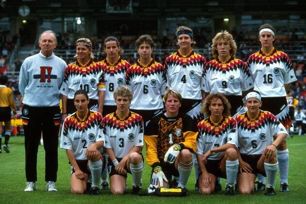 Mannschaftsbild Deutschland, hinten v. li.: Trainer Gero Bisanz, Silvia Neid, Bettina Wiegmann, Maren Meinert, Dagmar Pohlmann, Heidi Mohr, Birgit Prinz; vorn: Anouschka Bernhard, Birgitt Austermühl, Manuela Goller, Martina Voss, Ursula Lohn Fußball WM Damen Weltmeisterschaft 1995, Frauen, Frauenfußball, Länderspiel, Nationalmannschaft, Nationalteam Totale Stockholm