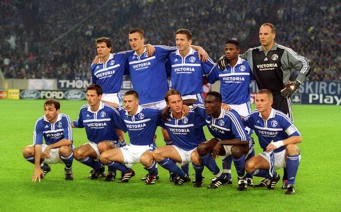 Mannschaftsfoto FC Schalke 04, hinten v. li.: Andreas Möller, Tomasz Hajto, Marco van Hoogdalem, Emile Lokomda Mpenza, Torhüter Oliver Reck, vorn: Jiri Nemec, Nico van Kerckhoven, Jörg Böhme, Niels Oude Kamphuis, Victor, Agali, Tomasz Waldoch Fußball EC 1 Herren Champions League 2001 2002, FC Schalke 04 Totale Arena AufSchalke Gelsenkirchen