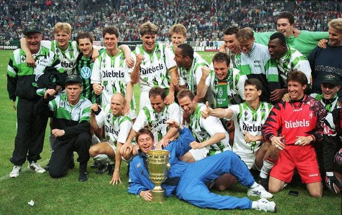 Gladbach - Pokalsieger 1995, hinten v. li.: xxx, Stefan Effenberg, Thomas Kastenmaier, Karlheinz Pflipsen, Michael Klinkert, Peter Nielsen, Martin Dahlin, Patrik Andersson, Dietmar Hirsch, Jörg Neun, Bachirou Salou, Dimo Wache, Thomas Hoersen... Fußball 1. BL Herren DFB-Pokal 1994 1995, Pokalspiel, Finale, Endspiel, Pokalfinale, Pokalendspiel Totale Olympiastadion Berlin Freude,