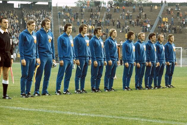 Mannschaftsfoto DDR, v.l.: Bernd Bransch, Torwart Jürgen Croy, Jürgen Sparwasser, Harald Irmscher, Eberhard Vogel, Gerd Kische, Jürgen Pommerenke, Siegmar Wätzlich, Wolfram Löwe, Joachim Streich, Konrad Weise Fußball WM Herren Weltmeisterschaft 1974, Nationalmannschaft, Nationalteam, Nationaltrikot, Länderspiel Totale Volksparkstadion Hamburg