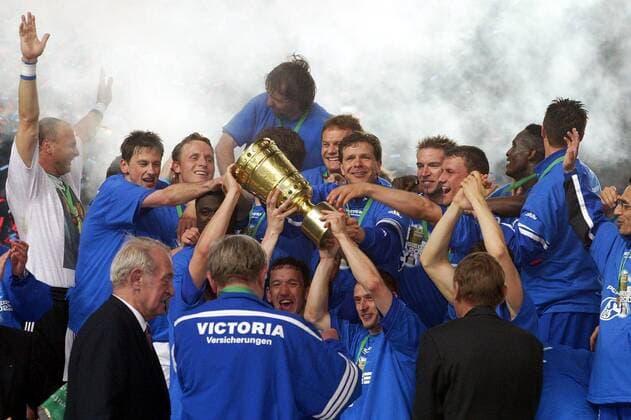 Vorn v.re. Jörg Böhme, Marco van Hoogdalem, hinten v.li. Oliver Reck, Nico van Kerckhoven, Niels Oude Kamphuis, Jiri Nemec, Andreas Möller, Sven Vermant, Ebbe Sand, Victor Agali (alle Schalke) mit dem Pokal und Bundespräsident Johannes Rau (SPD, vorn li.) Fußball 1. BL Herren DFB-Pokalfinale 2001 2002, Pokal, Pokalspiel, Finale, Endspiel, Pokalendspiel, FC Schalke 04, Vdig Totale Olympiastadion, Politik, Politiker Berlin Freude, Begeisterung,