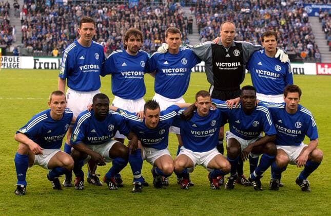 Mannschaftsfoto Schalke, hinten v.li.: Marco van Hoogdalem, Jiri Nemec, Ebbe Sand, Torwart Oliver Reck, Andreas Möller; vorn: Tomasz Waldoch, Gerald Asamoah, Tomasz Hajto, Jörg Böhme, Viktor Agali, Niko van Kerckhoven Fußball 1. BL Herren DFB-Pokalfinale 2001 2002, Pokal, Pokalspiel, Finale, Endspiel, Pokalendspiel, FC Schalke 04 Totale Olympiastadion Berlin