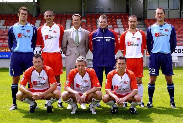 Trainer Frantisek Straka (3. v.li.) präsentiert die Ahlener Neuzugänge, hi.v.li.: Torwart Pascal Borel, Radoslav Kaluzny, Co Trainer Thomas Kastenmaier, Catalin Racanel, Torwart Timo Reus; vorn: Ralf Keidel, Nico Patschinski und Marcel Ketelaer Fußball 2. BL Herren Saison 2005 2006, Präsentation, Vorstellung, Pressetermin, LR Ahlen Gruppe Ahlen