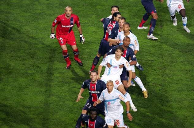 Torwart Jerome Alonzo (Paris St. Germain, li.) tanzt in Erwartung eines Eckballs aus der Reihe, von vorn: Gimenez (Marseille), Armand (PSG), Cana (Marseille), Kalou (PSG), Garcia (Marseille), Rozehnal, Yepes (beide PSG) und Cesar (Marseille) Fußball Herren Ligue Une 2005 2006, 1. Französische Liga, Olympique Marseille - Paris Saint Germain 1:0, OM Totale pan11103 Marseille Konzentration, Spannung,
