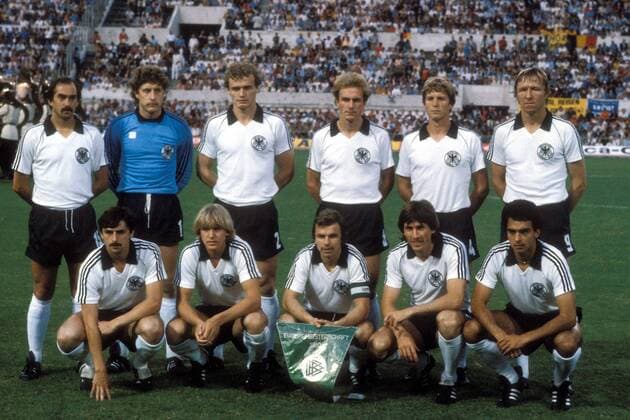 Mannschaftsbild BR Deutschland, hi.v.li.: Uli Stielike, Torwart Harald Schumacher, Hans Peter Briegel, Karl Heinz Rummenigge, Karl Heinz Förster, Horst Hrubesch, vorn: Klaus Allofs, Bernd Schuster, Bernhard Dietz, Manfred Kaltz, Hans Müller Fußball EM Herren Europameisterschaft 1980, Nationalmannschaft, Nationalteam, Nationaltrikot, Länderspiel, Finale Totale Rom