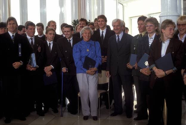 Verleihung silbernes Lorbeerblatt 1990, u.a.v.li.: Klaus Augenthaler, Lothar Matthäus, Thomas Häßler, Pierre Littbarski, Jürgen Kohler, Segelfliegerin Helma Sjuts, Torwart Bodo Illgner, Bundespräsident Richard von Weizsäcker (alle Deutschland) Fußball Herren Verleihung des silbernen Lorbeerblattes, Nationalmannschaft 1990, Nationalteam, Auszeichnung, Ehrung Totale Aufnahmedatum geschätzt Berlin, silberne