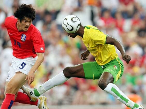 Cho Jae Jin (Südkorea, li.) gegen Dare Nibombe (Togo) - Fußball WM Herren WM 2006, Länderspiel, Nationalteam, Gruppe G, Nationaltrikot, Südkorea - Togo, Korea Gruppe Frankfurt M. Dynamik, Fußball WM Herren WM 2006, Länderspiel, Nationalteam, Gruppe G, Nationaltrikot, Südkorea - Togo, Korea Gruppe Frankfurt M. Dynamik,