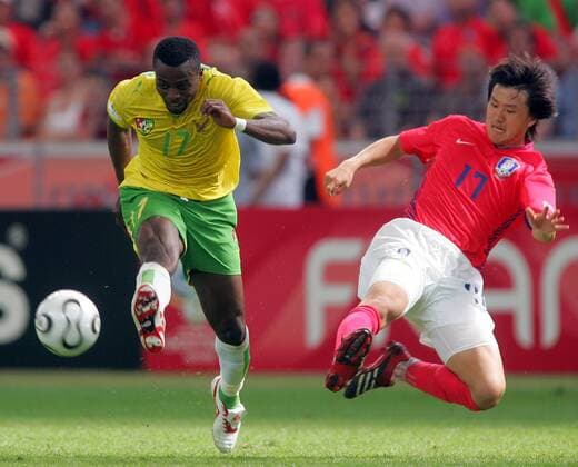 Mohamed Kader (Togo, li.) gegen Lee Ho (Südkorea) - (fra2006061309) Fußball WM Herren WM 2006, Länderspiel, Nationalteam, Gruppe G, Nationaltrikot, Südkorea - Togo 2:1, Korea Gruppe Frankfurt M. Dynamik, Fußball WM Herren WM 2006, Länderspiel, Nationalteam, Gruppe G, Nationaltrikot, Südkorea - Togo 2:1, Korea Gruppe Frankfurt M. Dynamik,