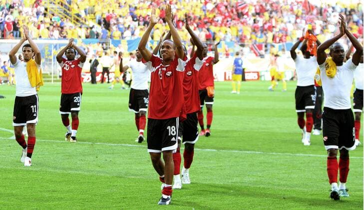Densill Theobald (Mitte), Cyd Gray (re.) und Carlos Edwards (alle Trinidad und Tobago) bedanken sich bei den Anhängern - Fußball WM Herren WM 2006, Länderspiel, Nationalteam, Gruppe B, Nationaltrikot, Trinidad und Tobago - Schweden 0:0 Gruppe Dortmund Freude, Fußball WM Herren WM 2006, Länderspiel, Nationalteam, Gruppe B, Nationaltrikot, Trinidad und Tobago - Schweden 0:0 Gruppe Dortmund Freude,
