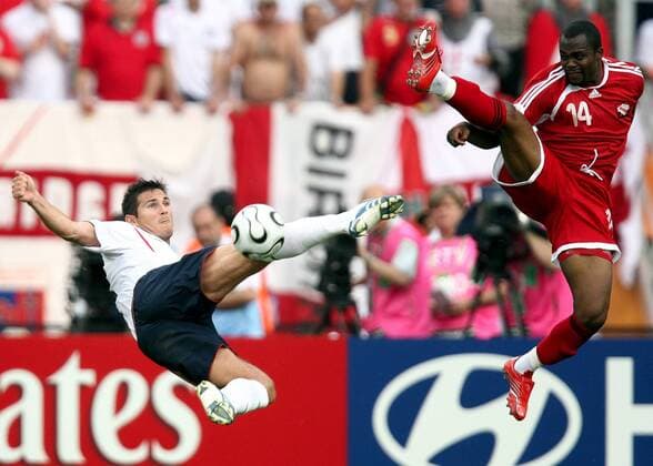 Frank Lampard (England, li.) gegen Stern John (Trinidad und Tobago) - Everybody is Kung Fu Fighting... - Fußball WM Herren WM 2006, Länderspiel, Nationalteam, Gruppe B, Nationaltrikot, England - Trinidad und Tobago Gruppe Nürnberg Dynamik, Höhe, Fußball WM Herren WM 2006, Länderspiel, Nationalteam, Gruppe B, Nationaltrikot, England - Trinidad und Tobago Gruppe Nürnberg Dynamik, Höhe,