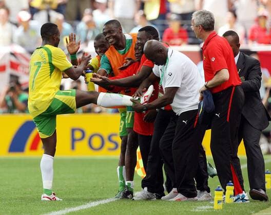 Mohamed Kader (Togo) wird von einem Betreuer der Fuß gestreichelt, seine Mannschaftskameraden jubeln mit ihm - Fußball WM Herren WM 2006, Länderspiel, Nationalteam, Nationaltrikot, Gruppe G Gruppe Frankfurt M. Freude, Fußball WM Herren WM 2006, Länderspiel, Nationalteam, Nationaltrikot, Gruppe G Gruppe Frankfurt M. Freude,