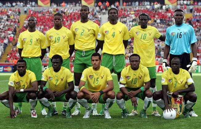 Mannschaftsfoto Togo hi.v.li.: Massamasso Tchangai, Ludovic Assemoassa, Dare Nibombe, Emmanuel Adebayor, Cherif Toure Mamam, Torwart Kossi Agassa; vorn: Mohamed Kader, Moustapha Salifou, Alaixys Romao ... - Fußball WM Herren WM 2006, Länderspiel, Nationalteam, Nationaltrikot, Gruppe G, Totale Frankfurt M. Fußball WM Herren WM 2006, Länderspiel, Nationalteam, Nationaltrikot, Gruppe G, Totale Frankfurt M.