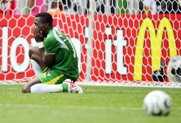 Kader Mohamed (Togo) verzweifelt - Fußball WM Herren WM 2006, Länderspiel, Nationalteam, Nationaltrikot, Gruppe G Einzelbild Dortmund Enttäuschung, Fußball WM Herren WM 2006, Länderspiel, Nationalteam, Nationaltrikot, Gruppe G Einzelbild Dortmund Enttäuschung,