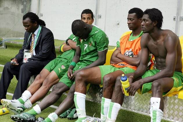 Nationalspieler aus Togo sitzen nach der Niederlage enttäuscht auf der Bank, u.a. Emmanuel Adebayor (re.) und Moustapha Salifou (Mitte) - Fußball WM Herren WM 2006, Länderspiel, Nationalteam, Nationaltrikot, Gruppe G Gruppe Dortmund Enttäuschung, Fußball WM Herren WM 2006, Länderspiel, Nationalteam, Nationaltrikot, Gruppe G Gruppe Dortmund Enttäuschung,