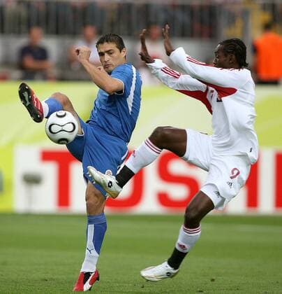 Roberto Acuna (Paraguay, li.) gegen Aurtis Whitley (Trinidad und Tobago) - Fußball WM Herren WM 2006, Länderspiel, Nationalteam, Gruppe B, Nationaltrikot Gruppe Kaiserslautern Dynamik, Fußball WM Herren WM 2006, Länderspiel, Nationalteam, Gruppe B, Nationaltrikot Gruppe Kaiserslautern Dynamik,