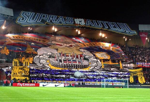 Beeindruckende Fanchoreografie im Fanblock von Paris St. Germain präsentiert die Wahrzeichen der Stadt - (pan17454) Fußball Herren Ligue 1 2006 2007, 1. Französische Liga, Paris Saint Germain, PSG o0 L Arc de Triomphe, Notre Dame, Totale o0 Eiffelturm, Versailles, Sacre Coeur, Nike, Paris o0 Toujours fideles, Aufmacher, Fly Emirates Fußball Herren Ligue 1 2006 2007, 1. Französische Liga, Paris Saint Germain, PSG o0 L Arc de Triomphe, Notre Dame, Totale o0 Eiffelturm, Versailles, Sacre Coeur, Nike, Paris o0 Toujours fideles, Aufmacher, Fly Emirates