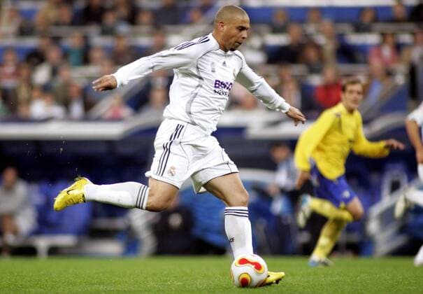 Ronaldo (Real Madrid) am Ball - Fußball Herren Copa del Rey 2006 2007, Spanischer Pokal, Pokalspiel, Primera Division, 1. Spanische Liga Einzelbild Madrid Dynamik, Fußball Herren Copa del Rey 2006 2007, Spanischer Pokal, Pokalspiel, Primera Division, 1. Spanische Liga Einzelbild Madrid Dynamik,
