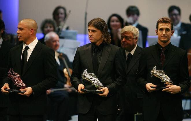 Miroslav Klose (Deutschland SV Werder Bremen, re.) wird als erfolgreichster Torschütze der WM 2006 ausgezeichnet, daneben Hernan Crespo (Argentinien FC Internazionale Mailand, Mitte) und Ronaldo (Brasilien Real Madrid) - Fußball Herren Wahl zum Weltfußballer des Jahres 2006, FIFA World Player Gala, Award, Awards, Fußballer, Spieler Gruppe o0 Torschützenkönig Torjäger Zürich Fußball Herren Wahl zum Weltfußballer des Jahres 2006, FIFA World Player Gala, Award, Awards, Fußballer, Spieler Gruppe o0 Torschützenkönig Torjäger Zürich