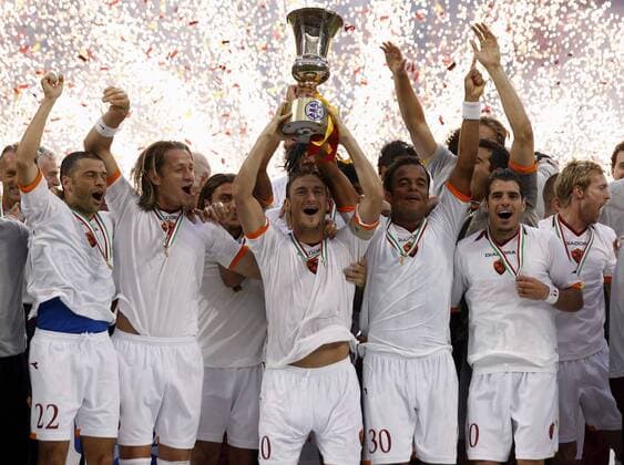 AS Rom ist italienischer Pokalsieger, v.li.: Max Tonetto, Philippe Mexes, Francesco Totti mit Trophäe, Mancini, Simone Perrotta und Christian Wilhelmsson - Fußball Herren Coppa Italia 2006 2007, Italienischer Pokal, Pokalspiel, Finale, Endspiel, Pokalendspiel Pokalfinale Gruppe Mailand Freude, Begeisterung, Fußball Herren Coppa Italia 2006 2007, Italienischer Pokal, Pokalspiel, Finale, Endspiel, Pokalendspiel Pokalfinale Gruppe Mailand Freude, Begeisterung,