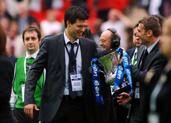 Auch die verletzten Michael Ballack (li.) und Andriy Shevchenko (beide Chelsea) freuen sich über den Sieg im Finale des English FA Cup 2006 2007 und bestaunen die Trophäe - Fußball Herren English FA Cup 2006 2007, Englischer Pokal, Pokalspiel, Endspiel, Finale Gruppe London Freude, Fußball Herren English FA Cup 2006 2007, Englischer Pokal, Pokalspiel, Endspiel, Finale Gruppe London Freude,