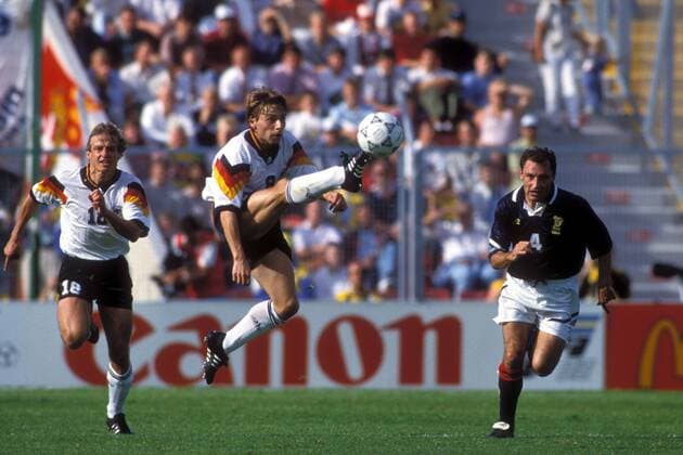 Thomas Häßler (Mitte) athletisch am Ball, Jürgen Klinsmann (beide Deutschland, li.) und Maurice Malpas (Schottland) schauen zu Fußball Länderspiel Herren EM 1992, Nationalmannschaft, Nationaltrikot, Gruppe 2, Deutschland - Schottland 2:0, Vdia Gruppe Norrköping Dynamik, Fußball Länderspiel Herren EM 1992, Nationalmannschaft, Nationaltrikot, Gruppe 2, Deutschland - Schottland 2:0, Vdia Gruppe Norrköping Dynamik,