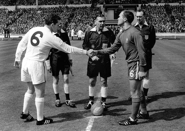 Dave MacKay (Tottenham Hotspur, li.) und Ron Harris (Chelsea) bei der Begrüßung, dahinter das Schiedsrichtergespann um FIFA Schiedsrichter Kenneth Dagnall (England, Mitte) - Fußball Herren FA Cup 1966 1967, Englischer Pokal, Pokalspiel, Finale, Endspiel, Pokalendspiel Gruppe Wembley, Wembleystadion London Harmonie, Fußball Herren FA Cup 1966 1967, Englischer Pokal, Pokalspiel, Finale, Endspiel, Pokalendspiel Gruppe Wembley, Wembleystadion London Harmonie,