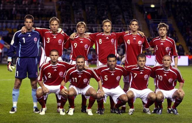 Mannschaftsfoto Dänemark, v.li.: Torwart Thomas Sörensen, Martin Laursen, Jon Dahl Tomasson, Jesper Grönkjaer, Daniel Agger, Thomas Helveg; vorn: Leon Andreasen, Dennis Rommedahl, Niclas Jensen, Daniel Jensen und .... - Fußball Länderspiel Herren EM Qualifikation 2007, Nationalteam, Nationaltrikot, Dänemark Totale Solna Stockholm Fußball Länderspiel Herren EM Qualifikation 2007, Nationalteam, Nationaltrikot, Dänemark Totale Solna Stockholm