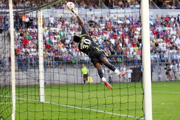 Torwart Steve Mandanda (Marseille) pariert spektakulär - Fußball Herren Ligue 1 2007 2008, 1. Französische Liga, Olympique de Marseille, OM Einzelbild Caen Dynamik, Höhe, Abwehr Fußball Herren Ligue 1 2007 2008, 1. Französische Liga, Olympique de Marseille, OM Einzelbild Caen Dynamik, Höhe, Abwehr