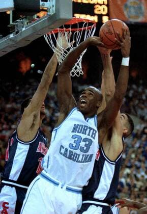 Antawn Jamison (North Carolina Tar Heels, Mitte) im Duell - (IND970329012) Basketball Herren NCAA Final Four 1996 1997, 4, College League, Collegebasketball, Halbfinale Gruppe Indianapolis Dynamik, Basketball Herren NCAA Final Four 1996 1997, 4, College League, Collegebasketball, Halbfinale Gruppe Indianapolis Dynamik,
