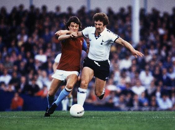 Gerry Armstrong (Tottenham Hotspurs, re.) gegen Brian Little (Aston Villa) - Fußball Herren English Football League First Division 1978 1979, One, 1. Englische Liga, Spurs Gruppe London Dynamik, Kampf, Fußball Herren English Football League First Division 1978 1979, One, 1. Englische Liga, Spurs Gruppe London Dynamik, Kampf,