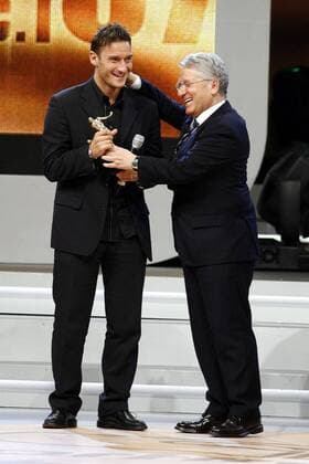 Lega Calcio Präsident Antonio Matarrese (re.) zeichnet Francesco Totti (AS Rom beide Italien) während des Oscar del Calcio 2008 als besten italienischen Spieler der Serie A 2007 aus - Fußball Herren Oscar del Calcio 2008, Ehrung, Auszeichnung, Gala, Sportgala, Spielerehrung, Vdig Gruppe Funktionär, Verbandsführung, Verband, Vorstand Mailand Ligaverband, Ligapräsident Fußball Herren Oscar del Calcio 2008, Ehrung, Auszeichnung, Gala, Sportgala, Spielerehrung, Vdig Gruppe Funktionär, Verbandsführung, Verband, Vorstand Mailand Ligaverband, Ligapräsident