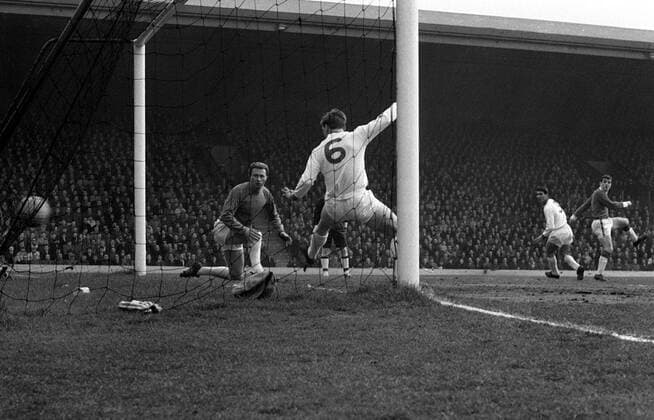Ian Callaghan (Liverpool, re.) trifft gegen Torwart Harry Gregg (li.) und Maurice Setters (beide Manchester United) zum 1:0 - Fußball Herren English First Division 1963 1964, One, 1. Englische Liga, FC Liverpool - ManU 3:0, Vneg Vsw Totale Liverpool Spannung, Fußball Herren English First Division 1963 1964, One, 1. Englische Liga, FC Liverpool - ManU 3:0, Vneg Vsw Totale Liverpool Spannung,