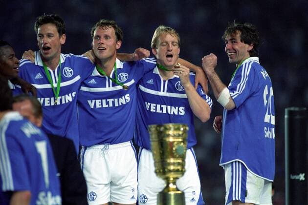 Siegesjubel Pokalsieger Schalke, v.li.: Nico van Kerckhoven, Niels Oude Kamphuis, Mike Büskens, Jiri Nemec Fußball Herren DEUTSCHSPRACHIGE SPORTZEITSCHRIFTEN UND -ZEITUNGEN NUR NACH RÜCKSPRACHE, DFB Pokal 2000 2001, Finale Gruppe Niko Berlin Glück, Freude, Begeisterung, Fußball Herren DEUTSCHSPRACHIGE SPORTZEITSCHRIFTEN UND -ZEITUNGEN NUR NACH RÜCKSPRACHE, DFB Pokal 2000 2001, Finale Gruppe Niko Berlin Glück, Freude, Begeisterung,