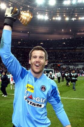 Torwart Mickael Landreau (Paris St. Germain) jubelt mit der Ligapokal Trophäe - (pan25148) Fußball Herren Coupe de la Ligue 2007 2008, Französischer Pokal, Ligapokal, Pokalspiel, Finale, Pokalfinale Einzelbild Paris Freude, Begeisterung, Fußball Herren Coupe de la Ligue 2007 2008, Französischer Pokal, Ligapokal, Pokalspiel, Finale, Pokalfinale Einzelbild Paris Freude, Begeisterung,
