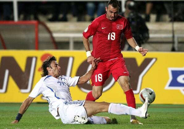Gökhan Ünal (Türkei, re.) gegen Paraskevas Antzas (Griechenland) - Fußball Länderspiel Herren EM Qualifikation 2007, Nationalmannschaft, Nationaltrikot, Türkei - Griechenland 0:1 Gruppe Istanbul Dynamik, Kampf, Fußball Länderspiel Herren EM Qualifikation 2007, Nationalmannschaft, Nationaltrikot, Türkei - Griechenland 0:1 Gruppe Istanbul Dynamik, Kampf,