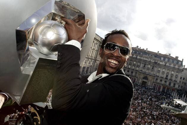 Meisterfeier Lyon: Sidney Govou präsentiert den Meisterpokal - (pan25989) Fußball Herren Ligue 1 2007 2008, 1. Französische Liga, Olympique Lyonnais, OL, Meisterfeier, Siegesfeier, Feier Einzelbild Lyon Fußball Herren Ligue 1 2007 2008, 1. Französische Liga, Olympique Lyonnais, OL, Meisterfeier, Siegesfeier, Feier Einzelbild Lyon