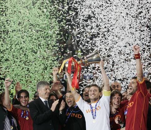 AS Rom ist italienischer Pokalsieger 2008 - Francesco Totti (Mitte) präsentiert während der Siegerehrung die Trophäe - Fußball Herren Coppa Italia 2007 2008, Italienischer Pokal, Finale, Pokalspiel, Pokalfinale, Roma, Vdig Gruppe Rom Begeisterung,Freude, Fußball Herren Coppa Italia 2007 2008, Italienischer Pokal, Finale, Pokalspiel, Pokalfinale, Roma, Vdig Gruppe Rom Begeisterung,Freude,