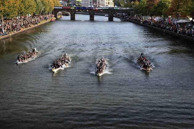 Feierlichkeiten zum Tag der Deutschen Einheit in Saarbrücken - Ein Höhepunkt der Veranstaltung ist das Drachenbootrennen - Der Finallauf mit den Booten (v.l.n.r.) Bundesrat, Saarland, Baden Württemberg und Niedersachsen