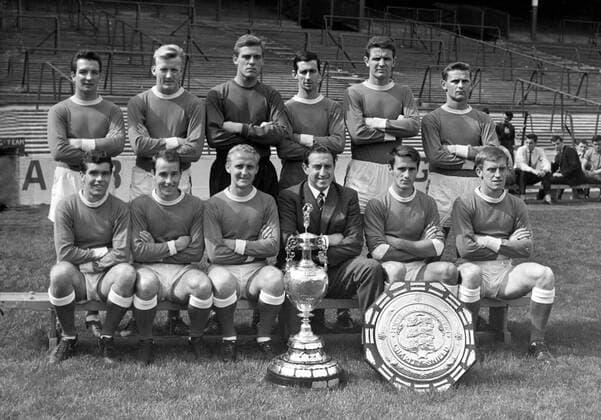 Everton FC Team group season League Division One Champions.L to R. back row : Alex Parker,Jimmy Gabriel,Gordon West,Roy Vernon,Brian Labone,Mick Meagan. Front row : Alex Scott,Dennis Stevens,Alex Young,Harry Catterick (Coach),Derek Temple,Tony Kay. o00 Objekte Aufmacher o0 Vsw o0 Totale