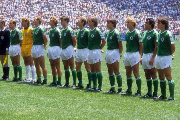 Nationalhymne BR Deutschland, v. re.: Lothar Matthäus, Felix Magath, Andreas Brehme, Klaus Allofs, Norbert Eder, Karlheinz Förster, Thomas Berthold, Ditmar Jakobs, Hans Peter Briegel, Torwart Harald Schumacher, Karl Heinz Rummenigge Fußball WM Herren WM 1986, Länderspiel, Finale, Nationalteam, Nationaltrikot, BRD, BR Deutschland Totale Mexiko City