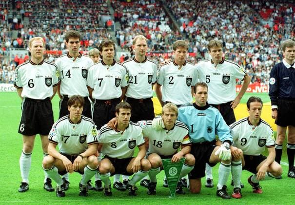 EM 96 Viertelfinale: Mannschaftsfoto Deutschland, hi.v.li.: Matthias Sammer, Markus Babbel, Andreas Möller, Dieter Eilts, Stefan Reuter, Thomas Helmer, vorn: Christian Ziege, Mehmet Scholl, Jürgen Klinsmann, Torwart Andreas Köpke, Fredi Bobic HM