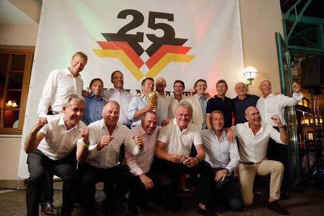Teamfoto,Team,Mannschaft,Mannschaftsfoto mit den erschienen Weltmeister-hi.v.li:Guido Buchwald,Thomas Haessler,Holger OSIECK,Lothar Matthaeus,Hans PFLUEGLER,Thomas Berthold,Paul Steiner,Klaus Augenthaler,Rudi VOELLER,Franz Beckenbauer. Vorne v.li:Pierre LITTBARSKI,Stefan REUTER,Uwe BEIN,Sepp MAIER,Andreas KOEPKE,Raimond AUMANN. Treffen der 1990 Weltmeister in Kaltern Suedtirol anlaesslich 25.Jahrestag Gewinn Fussball WM 1990 am 08.07.2015.