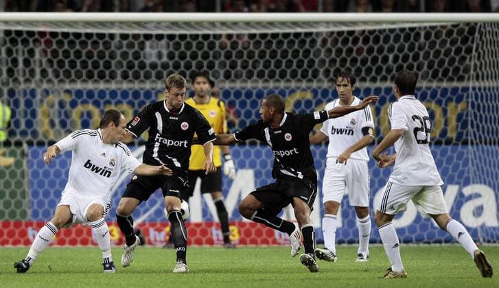 Fussball, Testspiel, Eintracht Frankfurt vs. Real Madrid Fussball, Testspiel, Eintracht Frankfurt vs. Real Madrid, v.l.n.r. Arjen Robben (M), Marco Russ (F), Habib Bellaid (F), Raul González (M), Rafael Van der Vaart (M)