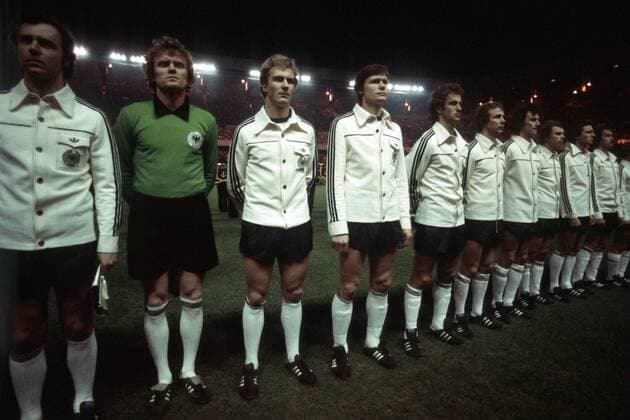 Mannschaftsvorstellung BR Deutschland, v.li.: Franz Beckenbauer, Torwart Sepp Maier, Karl Heinz Rummenigge, Peter Nogly, Rainer Bonhof, Bernd Hölzenbein, Dieter Müller, Bernard Dietz, Heinz Flohe, Uli Stielike