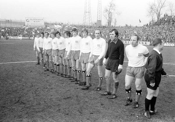 Mannschaftsvorstellung Hamburger SV, v.li.: Helmut Sandmann, Georg Volkert, Klaus Zaczyk, Caspar Memering, Franz Josef Hönig, Ole Björnmose, Peter Nogly, Manfred Kaltz, Willi Schulz, Torwart Arkoc Özcan, Uwe Seeler