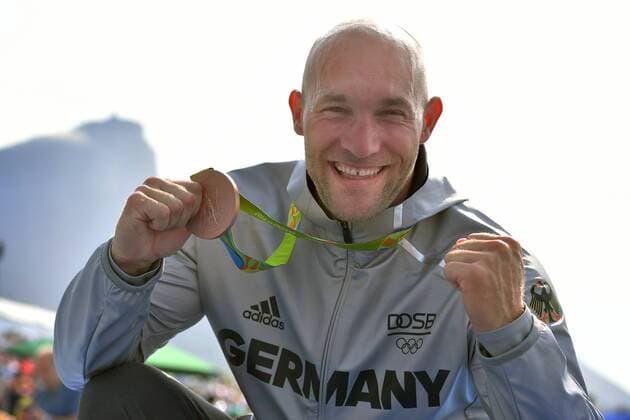Bilder des Tages SPORT Ronald RAUHE (GER) mit Bronzemedaille,Medaille,Siegerehrung, Einzelbild,angeschnittenes Einzelmotiv,Halbfigur,halbe Figur, Finale Men s Kayak Single 200m men,Kajak Einer Maenner,Lagoa Stadium, am 20.08.2016. Olympische Sommerspiele 2016, vom 05.08. - 21.08.2016 in Rio de Janeiro Brasilien.