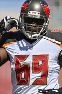 TAMPA, FL - OCTOBER 21: Tampa Bay Buccaneers tackle Demar Dotson (69) warms up prior to an NFL American Football Herren USA game between the Cleveland Browns and the Tampa Bay Bucs on October 21, 2018, at Raymond James Stadium in Tampa, FL. (Photo by Roy K. Miller Icon Sportswire) NFL: OCT 21 Browns at Buccaneers Icon181021137 EDITORIAL USE ONLY