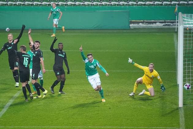 GER, DFB Pokal, 3 Runde, SV Werder Bremen vs SpVgg Greuther Fuerth 02 02 2021, wohninvest Weserstadion,Bremen, GER, GER, DFB Pokal, 3 Runde, SV Werder Bremen vs SpVgg Greuther Fuerth in picture picture shows Torjubel Jubel Torschütze Torschuetze Kevin Möhwald Moehwald Werder Bremen 06 cheers about the goal to 1 0 DFB REGULATIONS PROHIBIT ANY USE OF PHOTOGRAPHS AS IMAGE SEQUENCES AND OR QUASI VIDEO nordphotoxGmbHx xgumzmedia nphgm001