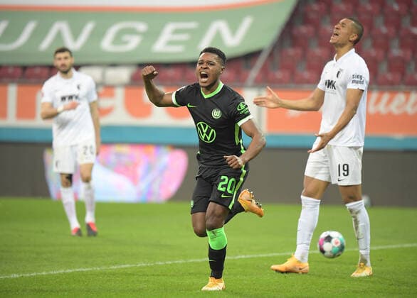 Fussball 1 Bundesliga, FC Augsburg VfL Wolfsburg 06 02 2021, xemx, Fussball 1 Bundesliga, FC Augsburg VfL Wolfsburg emspor, v l Ridle Baku VfL Wolfsburg , Felix Udiokhai FC Augsburg gives instructions, gesticulate, gesticulate with arms gives instructions, gesticulate, abseitstor jubel DFL DFB REGULATIONS PROHIBIT ANY USE OF PHOTOGRAPHS as IMAGE SEQUENCES and or QUASI VIDEO National and International News Agencies OUT Editorial Use ONLY Foto Eduard Martin Jan Huebner Pool Augsburg WWK ARENA Bayern Deutschland DE Poolfoto Eduard Martin Jan Huebner Pool ,EDITORIAL USE ONLY